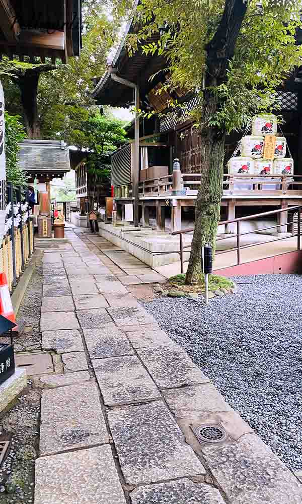 日本東京 赤坂見附站- 豐川稻荷 東京別院 神社內的道路(とうきょう あかさかみつけえき-とよかわいなり)(Tokyo Toyokawa Inari)