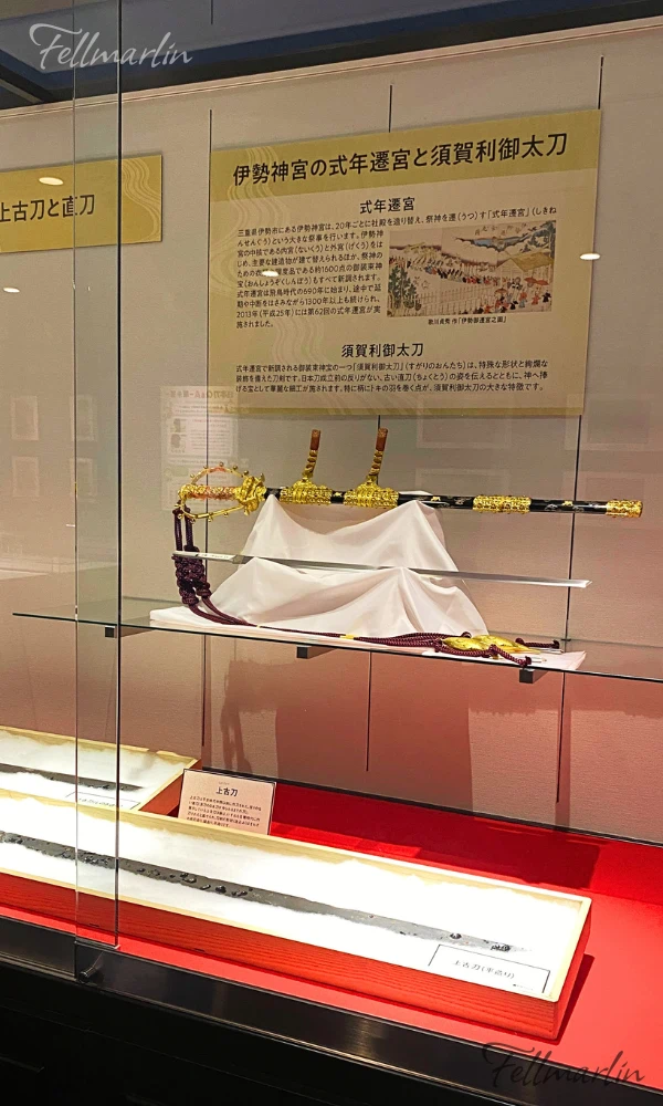 名古屋 刀劍博物館 名古屋刀剣ワールド Samurai Museum Nagoya Touken World 「須賀利御太刀」作為獻給神明的御裝束神寶之一 擁有華美的裝飾及無弧度的直刀模樣 外觀的刀柄也加上了朱鷺羽毛